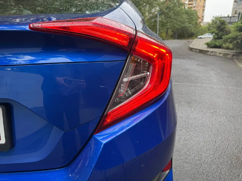 Honda civik 2018 год двигатель 2.0 бензин родной пробег 130.000 км автомобиль в отличном состоянии, в красивом редком цвете. гаражное хранение, один владелец. комплект новой зимней резины на дисках, 2 ключа. двигатель работает отлично, ходовая в отличном состоянии, коробка переключает без пинков. хорошая комплектация: люк, камера заднего вида, автозапуск, бесключевой доступ, система start-stop, удержание тормоза, ходовые огни, сенсорный монитор, круиз, климат, датчики света и дождя и еще много чего. хороший, комфортный, полностью обслуженный автомобиль ! цена 1.590.000 торг присутствует! осмотр г донецк все интересующие вопросы по телефону +79498477720 - фотография - 5