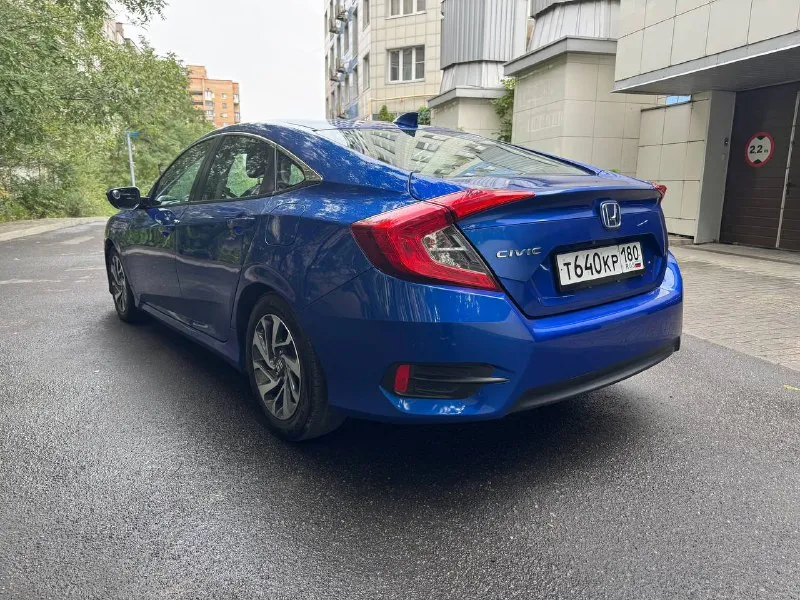 Honda civik 2018 год двигатель 2.0 бензин родной пробег 130.000 км автомобиль в отличном состоянии, в красивом редком цвете. гаражное хранение, один владелец. комплект новой зимней резины на дисках, 2 ключа. двигатель работает отлично, ходовая в отличном состоянии, коробка переключает без пинков. хорошая комплектация: люк, камера заднего вида, автозапуск, бесключевой доступ, система start-stop, удержание тормоза, ходовые огни, сенсорный монитор, круиз, климат, датчики света и дождя и еще много чего. хороший, комфортный, полностью обслуженный автомобиль ! цена 1.590.000 торг присутствует! осмотр г донецк все интересующие вопросы по телефону +79498477720 - фотография - 7