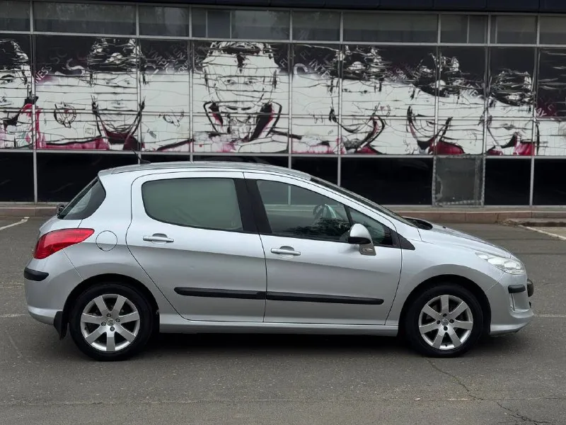 Продам peugeot 308 2008 год автомобиль местный, не пригон, был куплен в автосалоне в донецке, за все время два хозяина! без дтп в отличном состоянии для своих лет! двигатель бензин 1.6, классический автомат климат контроль(заправлен работает)esp abs, гур, подогрев сидений,4 электростеклоподъемника пробег 169 тыс км 💰цена: 420.000 г. донецк +79493690225 - фотография - 7