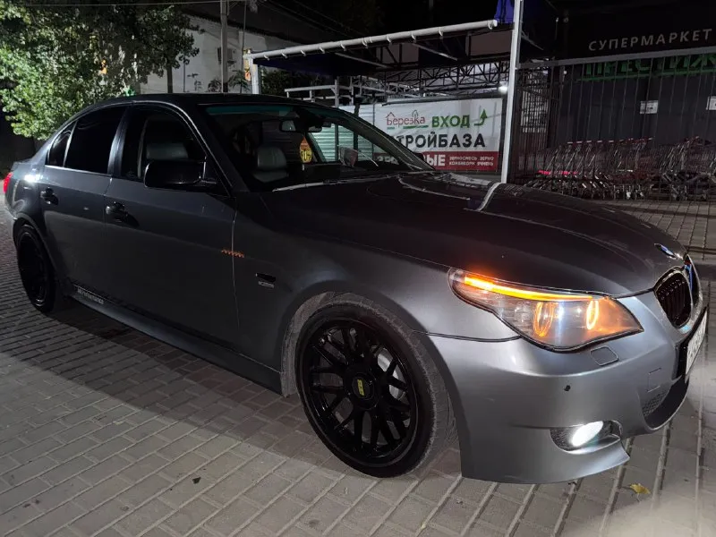 Продам bmw 535i е60 рестайлинг 2007год двигатель n54 3литра турбо, спорт коробка автомобиль в родном окрасе, хорошая комплектация, ломающиеся сидения, мультируль, магнитофон андроид, складывание зеркал, без ключевой доступ, на приятном выхлопе, два комплекта резины на дисках, лето 18, зима 17 почти новая проехала один сезон. масло не ест, меняется каждые 6000км. пробег 297тыс родной. был недавно установлен новый бампер м лук адаптивный ксенон. цена 1 650 000₽ торг. все вопросы по телефону +79591067735 📞 звоните: +7(959)1067735 - фотография - 5