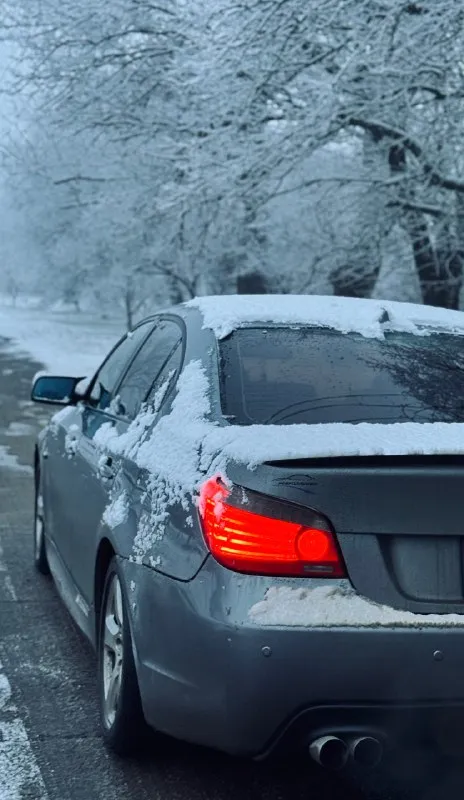 Продам bmw 535i е60 рестайлинг 2007год двигатель n54 3литра турбо, спорт коробка автомобиль в родном окрасе, хорошая комплектация, ломающиеся сидения, мультируль, магнитофон андроид, складывание зеркал, без ключевой доступ, на приятном выхлопе, два комплекта резины на дисках, лето 18, зима 17 почти новая проехала один сезон. масло не ест, меняется каждые 6000км. пробег 297тыс родной. был недавно установлен новый бампер м лук адаптивный ксенон. цена 1 650 000₽ торг. все вопросы по телефону +79591067735 📞 звоните: +7(959)1067735 - фотография - 7