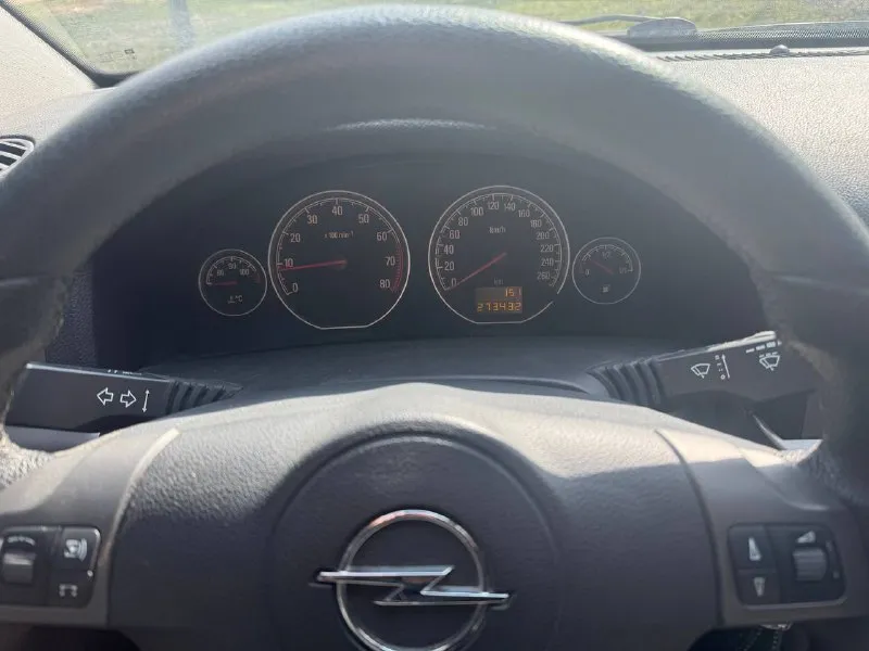 Номер телефона +79493330955 продаю опель вектра с 2007 года 1.8 мотор на механике машина около 3 лет в семье (всего было 3 хозяина) кожаный салон, климат контроль, круиз, мульти руль, датчик света и дождя. в дтп не была. двигатель масло не берет цена 680 тыс руб - фотография - 5