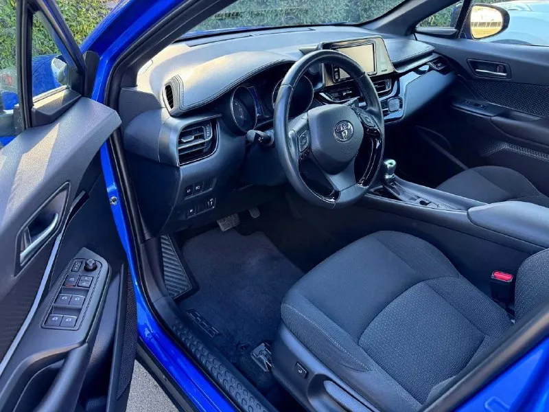 Toyota c-hr, 2018, 2.0 автомат, 31000 км. состояние нового автомобиля. технически в отличном состоянии. хорошая комплектация, бесключевой доступ, система запуска старт-стоп, раздельный климат-контроль, подогревы сидений, датчик света с автоматическим дальним светом, активный круиз-контроль, удержание в полосе, датчики слепых зон, диски r18. возможно оформление в кредит. возможен обмен. более детально по телефону. цена - 2.150.000 р. +79493250509 - фотография - 7