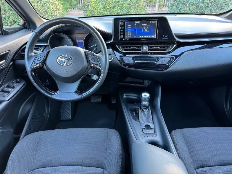 Toyota c-hr, 2018, 2.0 автомат, 31000 км. состояние нового автомобиля. технически в отличном состоянии. хорошая комплектация, бесключевой доступ, система запуска старт-стоп, раздельный климат-контроль, подогревы сидений, датчик света с автоматическим дальним светом, активный круиз-контроль, удержание в полосе, датчики слепых зон, диски r18. возможно оформление в кредит. возможен обмен. более детально по телефону. цена - 2.150.000 р. +79493250509 - фотография - 8