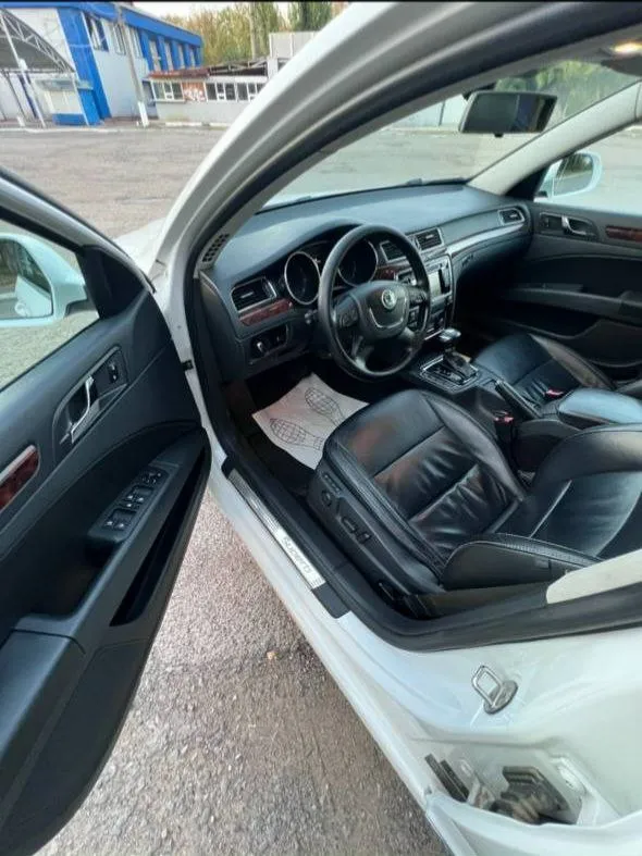 Skoda superb 2012 1.8 240 оригинального пробега! зеленая автотека! без дтп! родной окрас, родные стекла включая лобовое! фары, фонари так же оригинальные! все кузовные элементы заводские и не крученные! никакой коррозии! машина южная! 79192711107 владислав 📲 tg: @tot_kto_dovezet_tebya_do_doma 📞 звоните: +7(919)2711107 - фотография - 2