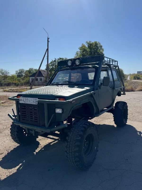 Боевая нива. мосты уаз военные с самоблоками. тормоза вокруг дисковые. раздатка уаз. колеса 33, диски на проставках 5см. мотор после капиталки расточен на 2 литра. каркас крепко сварен - спокойно выдержит перевороты. внутри усиление каркаса. две лебедки установлены сзади, обе с пультами. стоит на учете! цена 420т. р! связь +79495946577 +79498549430 - фотография - 2
