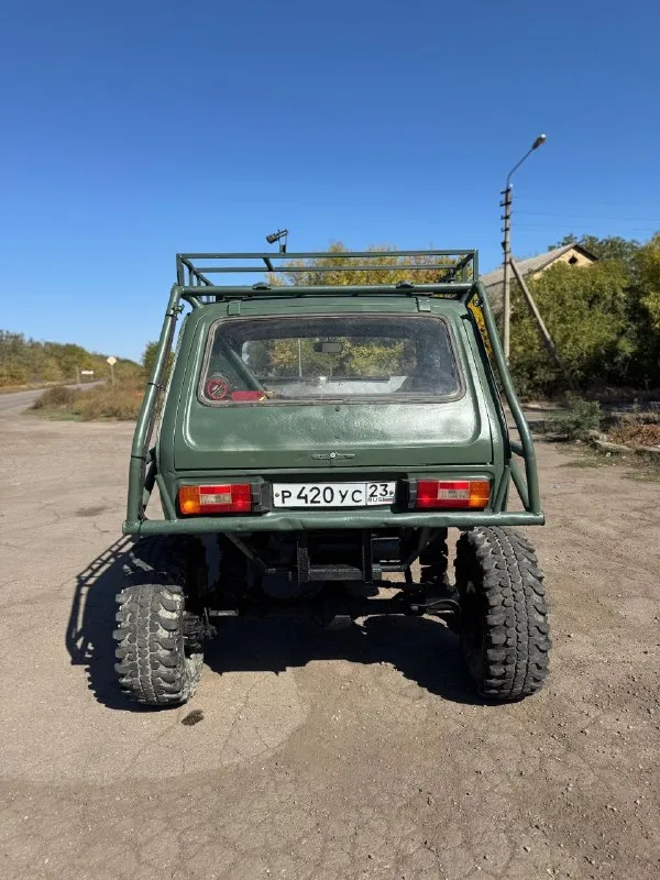 Боевая нива. мосты уаз военные с самоблоками. тормоза вокруг дисковые. раздатка уаз. колеса 33, диски на проставках 5см. мотор после капиталки расточен на 2 литра. каркас крепко сварен - спокойно выдержит перевороты. внутри усиление каркаса. две лебедки установлены сзади, обе с пультами. стоит на учете! цена 420т. р! связь +79495946577 +79498549430 - фотография - 3