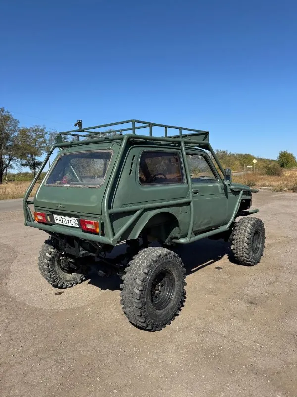 Боевая нива. мосты уаз военные с самоблоками. тормоза вокруг дисковые. раздатка уаз. колеса 33, диски на проставках 5см. мотор после капиталки расточен на 2 литра. каркас крепко сварен - спокойно выдержит перевороты. внутри усиление каркаса. две лебедки установлены сзади, обе с пультами. стоит на учете! цена 420т. р! связь +79495946577 +79498549430 - фотография - 4