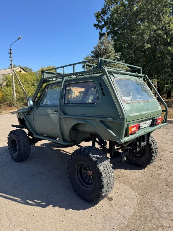 Боевая нива. мосты уаз военные с самоблоками. тормоза вокруг дисковые. раздатка уаз. колеса 33, диски на проставках 5см. мотор после капиталки расточен на 2 литра. каркас крепко сварен - спокойно выдержит перевороты. внутри усиление каркаса. две лебедки установлены сзади, обе с пультами. стоит на учете! цена 420т. р! связь +79495946577 +79498549430 - фотография - 5