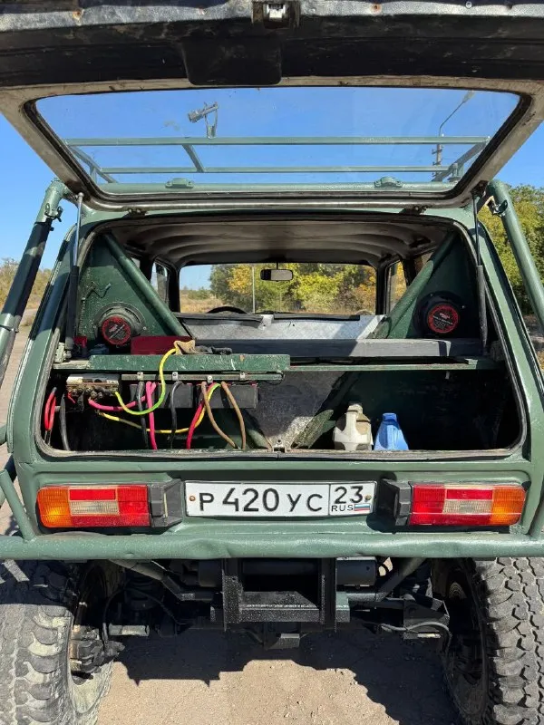 Боевая нива. мосты уаз военные с самоблоками. тормоза вокруг дисковые. раздатка уаз. колеса 33, диски на проставках 5см. мотор после капиталки расточен на 2 литра. каркас крепко сварен - спокойно выдержит перевороты. внутри усиление каркаса. две лебедки установлены сзади, обе с пультами. стоит на учете! цена 420т. р! связь +79495946577 +79498549430 - фотография - 6