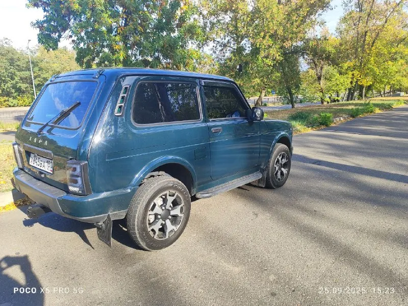 🚀🚀🚀продам🚨🚨🚨 лада нива 212140, 2023 г. в., пробег 55000 км. на рф учёте, по птс я 3 - й владелец. автомобиль в максимальной комплектации, abs, гур, электро подъёмники передних стекол, кондиционер, подогрев передних сидений, установлена сигнализация, мульти руль, автомагнитола teyes, камера заднего вида + регистратор, хорошая аудио подготовка, звучит достойно, обесшумлена в круг. автомобиль вовремя обслуживался, по бездорожью не передвигался. масло менялось каждые 7000 км. расход по городу 10 литров, по трассе 8.5 км. , салон в отличном состоянии, автомобиль в родном окрассе 100%. коробка, мосты, раздатка в идеальном состоянии. цена 1000000 🍋. возможна продаже с номерами, обсуждается отдельно. продажа связана с приобретением другого авто, классом выше. телефон для связи +79495180563, территориально г. донецк. - фотография - 2