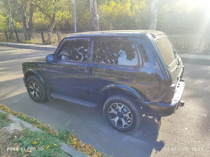 🚀🚀🚀продам🚨🚨🚨 лада нива 212140, 2023 г. в., пробег 55000 км. на рф учёте, по птс я 3 - й владелец. автомобиль в максимальной комплектации, abs, гур, электро подъёмники передних стекол, кондиционер, подогрев передних сидений, установлена сигнализация, мульти руль, автомагнитола teyes, камера заднего вида + регистратор, хорошая аудио подготовка, звучит достойно, обесшумлена в круг. автомобиль вовремя обслуживался, по бездорожью не передвигался. масло менялось каждые 7000 км. расход по городу 10 литров, по трассе 8.5 км. , салон в отличном состоянии, автомобиль в родном окрассе 100%. коробка, мосты, раздатка в идеальном состоянии. цена 1000000 🍋. возможна продаже с номерами, обсуждается отдельно. продажа связана с приобретением другого авто, классом выше. телефон для связи +79495180563, территориально г. донецк. - фотография - 3