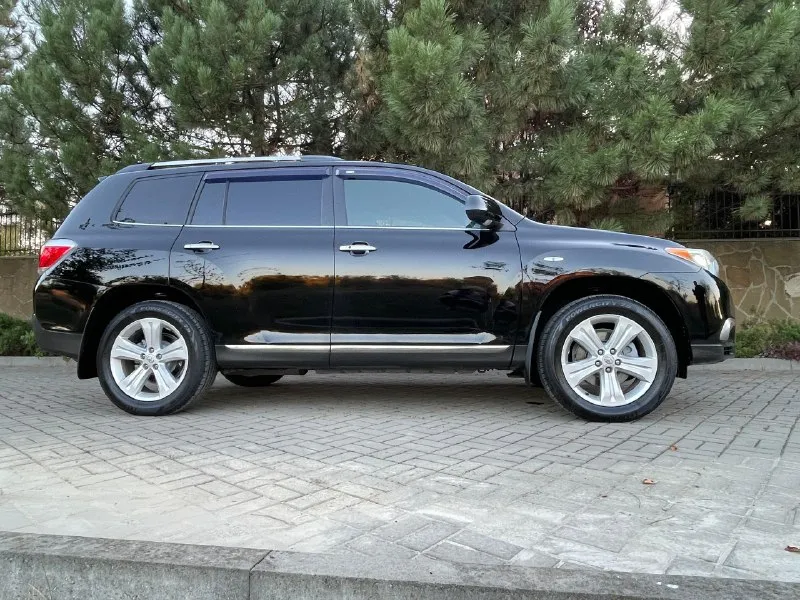 Toyota highlander-2011 год-6-месяца-черный-на черном салоне! 3.5-бензин-v6 -(273-лошадки!) привод -полный ! владельцев-3 чел! пробег -209,000 км (родной) в максимальной комплектации-limited type-7 мест ! бесключевой доступ ! салон -кожа -в отличном состоянии ! электро-регулировки сидений+ подогревы хорошая музыка ! камера заднего вида -на двух экранах! климат контроль-(холодит хорошо!) сердце-мотор -работает идеально !(масло заменено 1200 км назад!) at-работает идеально ! колеса - оригинал -r19-(резина практически новая, износ-7-10процентов) багажник с элекро-приводом -открывается -закрывается с пульта ! сигнализация с автозапуском ! свет -шикарный -стоят леды в круг! рыжиков-гнили и прочей чепухи -отсутствует ! за машину не стыдно, ухоженная(чаечка) цена -1,930000₽(торг присутствует после просмотра!) тел :+79495936159 осмотр -макеевка! 📞 звоните: +7(949)5936159 - фотография - 2