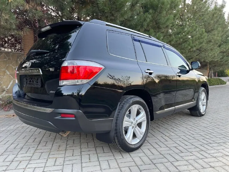 Toyota highlander-2011 год-6-месяца-черный-на черном салоне! 3.5-бензин-v6 -(273-лошадки!) привод -полный ! владельцев-3 чел! пробег -209,000 км (родной) в максимальной комплектации-limited type-7 мест ! бесключевой доступ ! салон -кожа -в отличном состоянии ! электро-регулировки сидений+ подогревы хорошая музыка ! камера заднего вида -на двух экранах! климат контроль-(холодит хорошо!) сердце-мотор -работает идеально !(масло заменено 1200 км назад!) at-работает идеально ! колеса - оригинал -r19-(резина практически новая, износ-7-10процентов) багажник с элекро-приводом -открывается -закрывается с пульта ! сигнализация с автозапуском ! свет -шикарный -стоят леды в круг! рыжиков-гнили и прочей чепухи -отсутствует ! за машину не стыдно, ухоженная(чаечка) цена -1,930000₽(торг присутствует после просмотра!) тел :+79495936159 осмотр -макеевка! 📞 звоните: +7(949)5936159 - фотография - 3