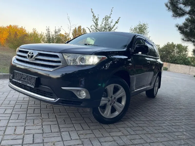 Toyota highlander-2011 год-6-месяца-черный-на черном салоне! 3.5-бензин-v6 -(273-лошадки!) привод -полный ! владельцев-3 чел! пробег -209,000 км (родной) в максимальной комплектации-limited type-7 мест ! бесключевой доступ ! салон -кожа -в отличном состоянии ! электро-регулировки сидений+ подогревы хорошая музыка ! камера заднего вида -на двух экранах! климат контроль-(холодит хорошо!) сердце-мотор -работает идеально !(масло заменено 1200 км назад!) at-работает идеально ! колеса - оригинал -r19-(резина практически новая, износ-7-10процентов) багажник с элекро-приводом -открывается -закрывается с пульта ! сигнализация с автозапуском ! свет -шикарный -стоят леды в круг! рыжиков-гнили и прочей чепухи -отсутствует ! за машину не стыдно, ухоженная(чаечка) цена -1,930000₽(торг присутствует после просмотра!) тел :+79495936159 осмотр -макеевка! 📞 звоните: +7(949)5936159 - фотография - 4