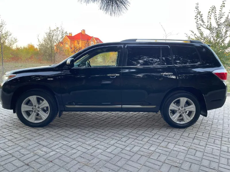Toyota highlander-2011 год-6-месяца-черный-на черном салоне! 3.5-бензин-v6 -(273-лошадки!) привод -полный ! владельцев-3 чел! пробег -209,000 км (родной) в максимальной комплектации-limited type-7 мест ! бесключевой доступ ! салон -кожа -в отличном состоянии ! электро-регулировки сидений+ подогревы хорошая музыка ! камера заднего вида -на двух экранах! климат контроль-(холодит хорошо!) сердце-мотор -работает идеально !(масло заменено 1200 км назад!) at-работает идеально ! колеса - оригинал -r19-(резина практически новая, износ-7-10процентов) багажник с элекро-приводом -открывается -закрывается с пульта ! сигнализация с автозапуском ! свет -шикарный -стоят леды в круг! рыжиков-гнили и прочей чепухи -отсутствует ! за машину не стыдно, ухоженная(чаечка) цена -1,930000₽(торг присутствует после просмотра!) тел :+79495936159 осмотр -макеевка! 📞 звоните: +7(949)5936159 - фотография - 5