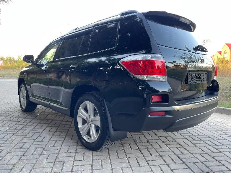 Toyota highlander-2011 год-6-месяца-черный-на черном салоне! 3.5-бензин-v6 -(273-лошадки!) привод -полный ! владельцев-3 чел! пробег -209,000 км (родной) в максимальной комплектации-limited type-7 мест ! бесключевой доступ ! салон -кожа -в отличном состоянии ! электро-регулировки сидений+ подогревы хорошая музыка ! камера заднего вида -на двух экранах! климат контроль-(холодит хорошо!) сердце-мотор -работает идеально !(масло заменено 1200 км назад!) at-работает идеально ! колеса - оригинал -r19-(резина практически новая, износ-7-10процентов) багажник с элекро-приводом -открывается -закрывается с пульта ! сигнализация с автозапуском ! свет -шикарный -стоят леды в круг! рыжиков-гнили и прочей чепухи -отсутствует ! за машину не стыдно, ухоженная(чаечка) цена -1,930000₽(торг присутствует после просмотра!) тел :+79495936159 осмотр -макеевка! 📞 звоните: +7(949)5936159 - фотография - 6
