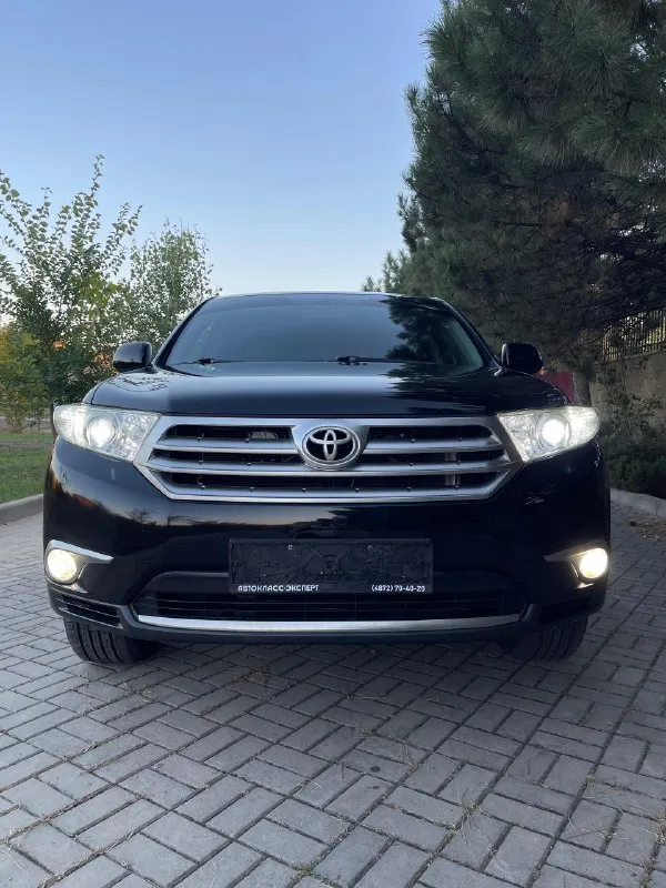 Toyota highlander-2011 год-6-месяца-черный-на черном салоне! 3.5-бензин-v6 -(273-лошадки!) привод -полный ! владельцев-3 чел! пробег -209,000 км (родной) в максимальной комплектации-limited type-7 мест ! бесключевой доступ ! салон -кожа -в отличном состоянии ! электро-регулировки сидений+ подогревы хорошая музыка ! камера заднего вида -на двух экранах! климат контроль-(холодит хорошо!) сердце-мотор -работает идеально !(масло заменено 1200 км назад!) at-работает идеально ! колеса - оригинал -r19-(резина практически новая, износ-7-10процентов) багажник с элекро-приводом -открывается -закрывается с пульта ! сигнализация с автозапуском ! свет -шикарный -стоят леды в круг! рыжиков-гнили и прочей чепухи -отсутствует ! за машину не стыдно, ухоженная(чаечка) цена -1,930000₽(торг присутствует после просмотра!) тел :+79495936159 осмотр -макеевка! 📞 звоните: +7(949)5936159 - фотография - 8