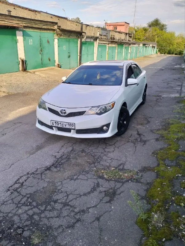 Продам toyota camry 2013 г. в. двигатель 2.5 пробег 77779 миль. в одних руках с 2022 года, я хозяин. полностью обслужена, делать не нужно ничего от слова совсем, сел и поехал. цена 1.9 млн. руб. +79493222505 вадим. 📲 tg: вадим блудов 📞 звоните: +7(949)3222505 - фотография - 2