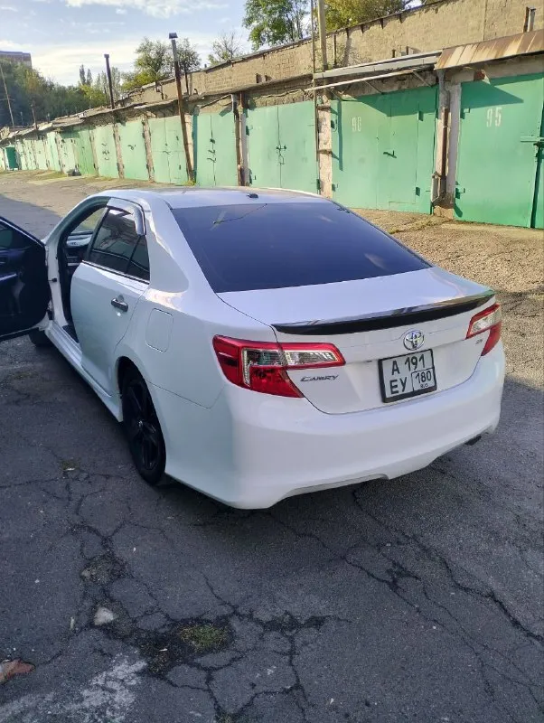 Продам toyota camry 2013 г. в. двигатель 2.5 пробег 77779 миль. в одних руках с 2022 года, я хозяин. полностью обслужена, делать не нужно ничего от слова совсем, сел и поехал. цена 1.9 млн. руб. +79493222505 вадим. 📲 tg: вадим блудов 📞 звоните: +7(949)3222505 - фотография - 4