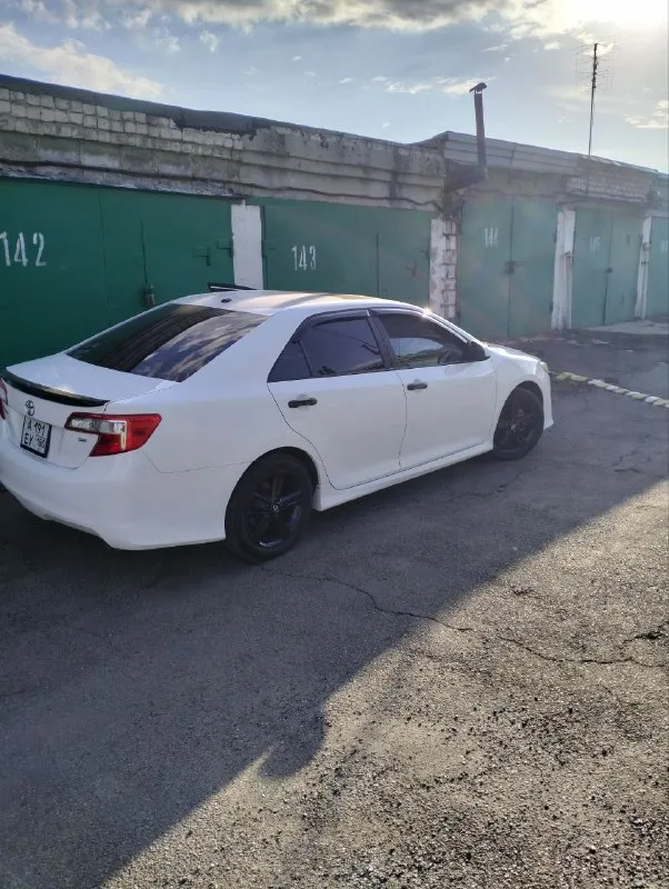 Продам toyota camry 2013 г. в. двигатель 2.5 пробег 77779 миль. в одних руках с 2022 года, я хозяин. полностью обслужена, делать не нужно ничего от слова совсем, сел и поехал. цена 1.9 млн. руб. +79493222505 вадим. 📲 tg: вадим блудов 📞 звоните: +7(949)3222505 - фотография - 5