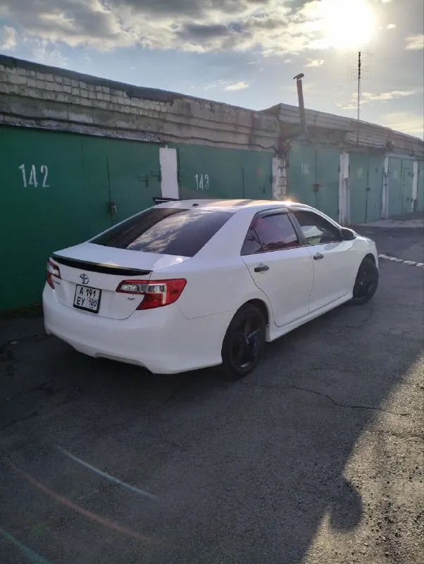 Продам toyota camry 2013 г. в. двигатель 2.5 пробег 77779 миль. в одних руках с 2022 года, я хозяин. полностью обслужена, делать не нужно ничего от слова совсем, сел и поехал. цена 1.9 млн. руб. +79493222505 вадим. 📲 tg: вадим блудов 📞 звоните: +7(949)3222505 - фотография - 7