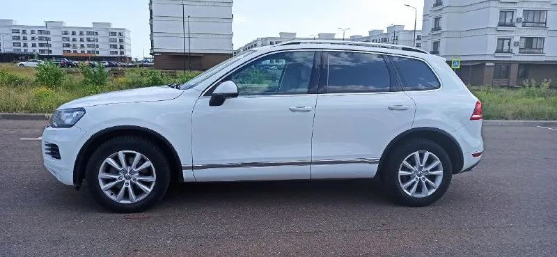 Продам второго туарега 2012 года. 3.6 бензин. 227 т. пробега. на пневме. автомобиль в очень хорошем техническом состоянии. основная проблема устранена, цепи поменяны. в баке заменена вся начинка, новый компрессор кондиционера. есть ваговские болячки на них скину. цена 2100000. торг +79494408700 📲 tg: 911 📞 звоните: +7(949)4408700 - фотография - 3