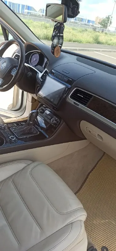 Продам второго туарега 2012 года. 3.6 бензин. 227 т. пробега. на пневме. автомобиль в очень хорошем техническом состоянии. основная проблема устранена, цепи поменяны. в баке заменена вся начинка, новый компрессор кондиционера. есть ваговские болячки на них скину. цена 2100000. торг +79494408700 📲 tg: 911 📞 звоните: +7(949)4408700 - фотография - 6