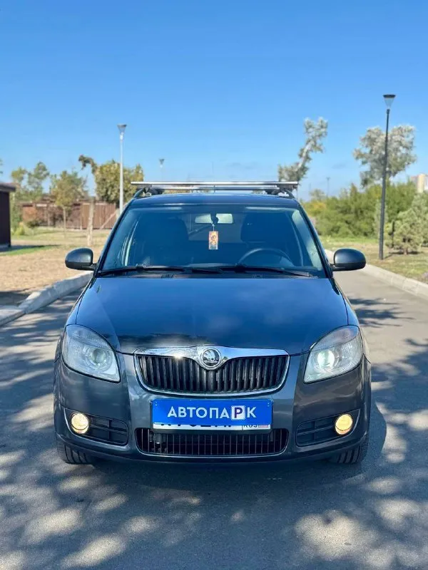 🇨🇿 skoda fabia 1.4 mk2 💰цена: 640 000р 🏢город: мариуполь 📅год выпуска: 2008 🧾пробег: 211 012 км. ⚙️двигатель: 1.4 ⛽топливо: бензин ⚙️кпп: механика 📞 телефон: +7-949-727-41-51 +7-989-263-55-56 +7-949-551-91-52 💾 описание: fabia идеальный выбор для тех, кто ищет надёжный и практичный автомобиль. этот универсал отличается элегантным дизайном и просторным салоном. ✅ два владельца, южная эксплуатация, птс оригинал ✅отличное состояние кузова, без коррозии, несколько косметических подкрасов ✅хорошее состояние как внешне, так и технически комплектация 👍 : климат-контроль, гур, abs, центральный замок, подогрев сидений, полный электропакет, легкосплавные штатные диски r16 на хорошей летней резине. улица шевченко 269 🏦 возможна продажа в кредит по двум документам. - фотография - 2