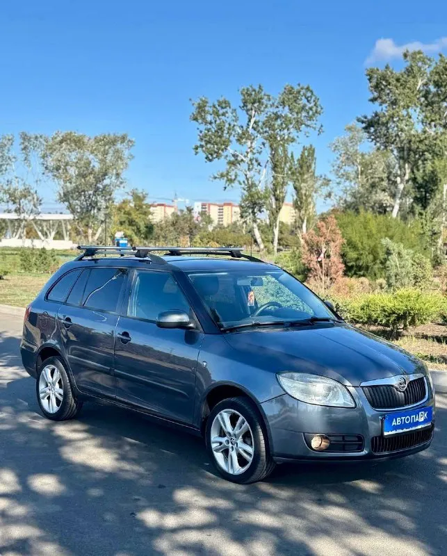🇨🇿 skoda fabia 1.4 mk2 💰цена: 640 000р 🏢город: мариуполь 📅год выпуска: 2008 🧾пробег: 211 012 км. ⚙️двигатель: 1.4 ⛽топливо: бензин ⚙️кпп: механика 📞 телефон: +7-949-727-41-51 +7-989-263-55-56 +7-949-551-91-52 💾 описание: fabia идеальный выбор для тех, кто ищет надёжный и практичный автомобиль. этот универсал отличается элегантным дизайном и просторным салоном. ✅ два владельца, южная эксплуатация, птс оригинал ✅отличное состояние кузова, без коррозии, несколько косметических подкрасов ✅хорошее состояние как внешне, так и технически комплектация 👍 : климат-контроль, гур, abs, центральный замок, подогрев сидений, полный электропакет, легкосплавные штатные диски r16 на хорошей летней резине. улица шевченко 269 🏦 возможна продажа в кредит по двум документам. - фотография - 3