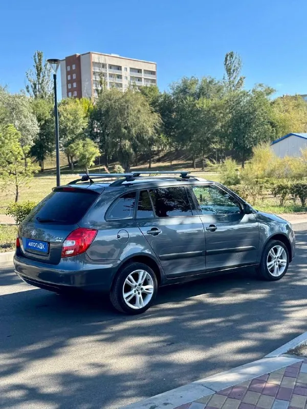 🇨🇿 skoda fabia 1.4 mk2 💰цена: 640 000р 🏢город: мариуполь 📅год выпуска: 2008 🧾пробег: 211 012 км. ⚙️двигатель: 1.4 ⛽топливо: бензин ⚙️кпп: механика 📞 телефон: +7-949-727-41-51 +7-989-263-55-56 +7-949-551-91-52 💾 описание: fabia идеальный выбор для тех, кто ищет надёжный и практичный автомобиль. этот универсал отличается элегантным дизайном и просторным салоном. ✅ два владельца, южная эксплуатация, птс оригинал ✅отличное состояние кузова, без коррозии, несколько косметических подкрасов ✅хорошее состояние как внешне, так и технически комплектация 👍 : климат-контроль, гур, abs, центральный замок, подогрев сидений, полный электропакет, легкосплавные штатные диски r16 на хорошей летней резине. улица шевченко 269 🏦 возможна продажа в кредит по двум документам. - фотография - 4