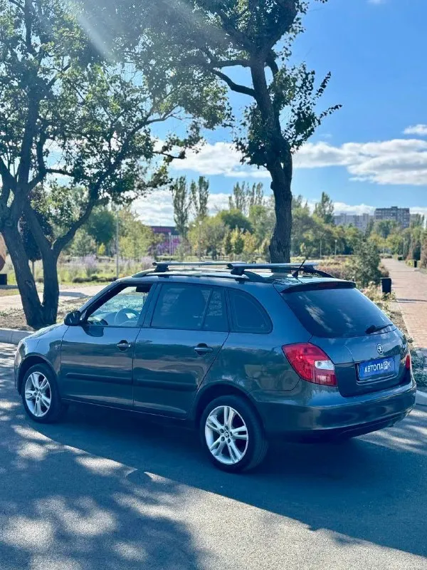 🇨🇿 skoda fabia 1.4 mk2 💰цена: 640 000р 🏢город: мариуполь 📅год выпуска: 2008 🧾пробег: 211 012 км. ⚙️двигатель: 1.4 ⛽топливо: бензин ⚙️кпп: механика 📞 телефон: +7-949-727-41-51 +7-989-263-55-56 +7-949-551-91-52 💾 описание: fabia идеальный выбор для тех, кто ищет надёжный и практичный автомобиль. этот универсал отличается элегантным дизайном и просторным салоном. ✅ два владельца, южная эксплуатация, птс оригинал ✅отличное состояние кузова, без коррозии, несколько косметических подкрасов ✅хорошее состояние как внешне, так и технически комплектация 👍 : климат-контроль, гур, abs, центральный замок, подогрев сидений, полный электропакет, легкосплавные штатные диски r16 на хорошей летней резине. улица шевченко 269 🏦 возможна продажа в кредит по двум документам. - фотография - 6