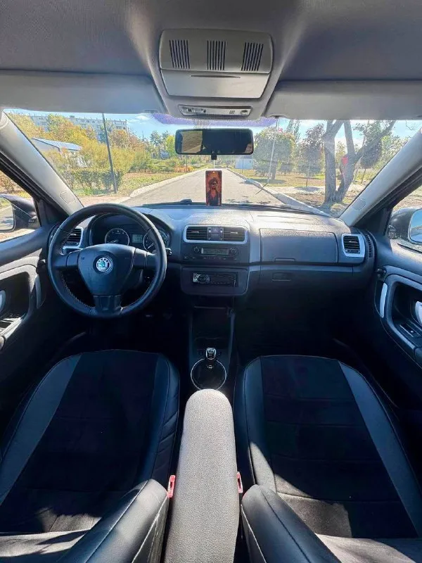 🇨🇿 skoda fabia 1.4 mk2 💰цена: 640 000р 🏢город: мариуполь 📅год выпуска: 2008 🧾пробег: 211 012 км. ⚙️двигатель: 1.4 ⛽топливо: бензин ⚙️кпп: механика 📞 телефон: +7-949-727-41-51 +7-989-263-55-56 +7-949-551-91-52 💾 описание: fabia идеальный выбор для тех, кто ищет надёжный и практичный автомобиль. этот универсал отличается элегантным дизайном и просторным салоном. ✅ два владельца, южная эксплуатация, птс оригинал ✅отличное состояние кузова, без коррозии, несколько косметических подкрасов ✅хорошее состояние как внешне, так и технически комплектация 👍 : климат-контроль, гур, abs, центральный замок, подогрев сидений, полный электропакет, легкосплавные штатные диски r16 на хорошей летней резине. улица шевченко 269 🏦 возможна продажа в кредит по двум документам. - фотография - 8