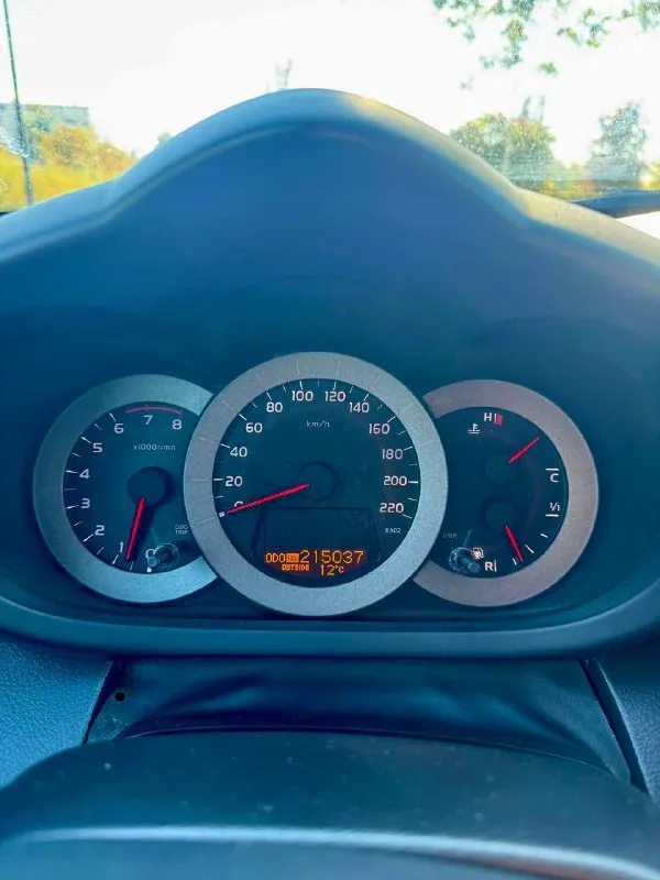 🇯🇵 toyota rav4 ха30 💰цена: 1 100 000р 🏢город: мариуполь 📅год выпуска: 2006 🗒️пробег: 215 037 км. ⚙️двигатель: 2.0 ⛽топливо: бензин ⚙️кпп: автомат 📞 телефон: +7-949-727-41-51 +7-989-263-55-56 +7-949-713-18-14 💾 описание: toyota rav4 (xa30) - это легендарный внедорожник, который не теряет актуальности. преимущество данной модели : — комфорт и безопасность. просторный салон, качественные материалы и системы безопасности обеспечивают высокий уровень комфорта. — мощность и динамика. двигатель объёмом 2 литра обеспечивает отличную динамику. — универсальность. благодаря своему внедорожному характеру, rav4 отлично чувствует себя как в городе, так и за его пределами. ✅кузов без коррозии, южная эксплуатация, все стекла включая лобовое родные ✅оригинальный пробег ✅хорошее состояние как внешне так и технически богатая комплектация: полный электропакет, климат контроль ❄️, подогрев сидений, мультируль, подогрев зоны дворников. - фотография - 10