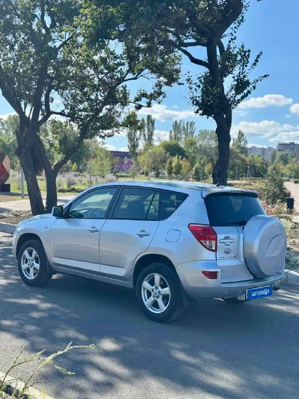 🇯🇵 toyota rav4 ха30 💰цена: 1 100 000р 🏢город: мариуполь 📅год выпуска: 2006 🗒️пробег: 215 037 км. ⚙️двигатель: 2.0 ⛽топливо: бензин ⚙️кпп: автомат 📞 телефон: +7-949-727-41-51 +7-989-263-55-56 +7-949-713-18-14 💾 описание: toyota rav4 (xa30) - это легендарный внедорожник, который не теряет актуальности. преимущество данной модели : — комфорт и безопасность. просторный салон, качественные материалы и системы безопасности обеспечивают высокий уровень комфорта. — мощность и динамика. двигатель объёмом 2 литра обеспечивает отличную динамику. — универсальность. благодаря своему внедорожному характеру, rav4 отлично чувствует себя как в городе, так и за его пределами. ✅кузов без коррозии, южная эксплуатация, все стекла включая лобовое родные ✅оригинальный пробег ✅хорошее состояние как внешне так и технически богатая комплектация: полный электропакет, климат контроль ❄️, подогрев сидений, мультируль, подогрев зоны дворников. - фотография - 4