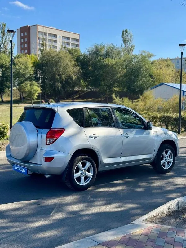 🇯🇵 toyota rav4 ха30 💰цена: 1 100 000р 🏢город: мариуполь 📅год выпуска: 2006 🗒️пробег: 215 037 км. ⚙️двигатель: 2.0 ⛽топливо: бензин ⚙️кпп: автомат 📞 телефон: +7-949-727-41-51 +7-989-263-55-56 +7-949-713-18-14 💾 описание: toyota rav4 (xa30) - это легендарный внедорожник, который не теряет актуальности. преимущество данной модели : — комфорт и безопасность. просторный салон, качественные материалы и системы безопасности обеспечивают высокий уровень комфорта. — мощность и динамика. двигатель объёмом 2 литра обеспечивает отличную динамику. — универсальность. благодаря своему внедорожному характеру, rav4 отлично чувствует себя как в городе, так и за его пределами. ✅кузов без коррозии, южная эксплуатация, все стекла включая лобовое родные ✅оригинальный пробег ✅хорошее состояние как внешне так и технически богатая комплектация: полный электропакет, климат контроль ❄️, подогрев сидений, мультируль, подогрев зоны дворников. - фотография - 6