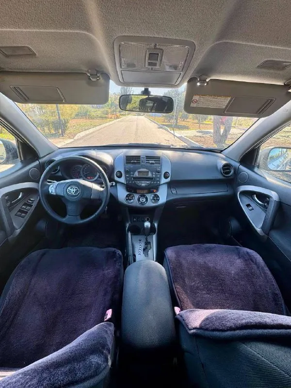 🇯🇵 toyota rav4 ха30 💰цена: 1 100 000р 🏢город: мариуполь 📅год выпуска: 2006 🗒️пробег: 215 037 км. ⚙️двигатель: 2.0 ⛽топливо: бензин ⚙️кпп: автомат 📞 телефон: +7-949-727-41-51 +7-989-263-55-56 +7-949-713-18-14 💾 описание: toyota rav4 (xa30) - это легендарный внедорожник, который не теряет актуальности. преимущество данной модели : — комфорт и безопасность. просторный салон, качественные материалы и системы безопасности обеспечивают высокий уровень комфорта. — мощность и динамика. двигатель объёмом 2 литра обеспечивает отличную динамику. — универсальность. благодаря своему внедорожному характеру, rav4 отлично чувствует себя как в городе, так и за его пределами. ✅кузов без коррозии, южная эксплуатация, все стекла включая лобовое родные ✅оригинальный пробег ✅хорошее состояние как внешне так и технически богатая комплектация: полный электропакет, климат контроль ❄️, подогрев сидений, мультируль, подогрев зоны дворников. - фотография - 8