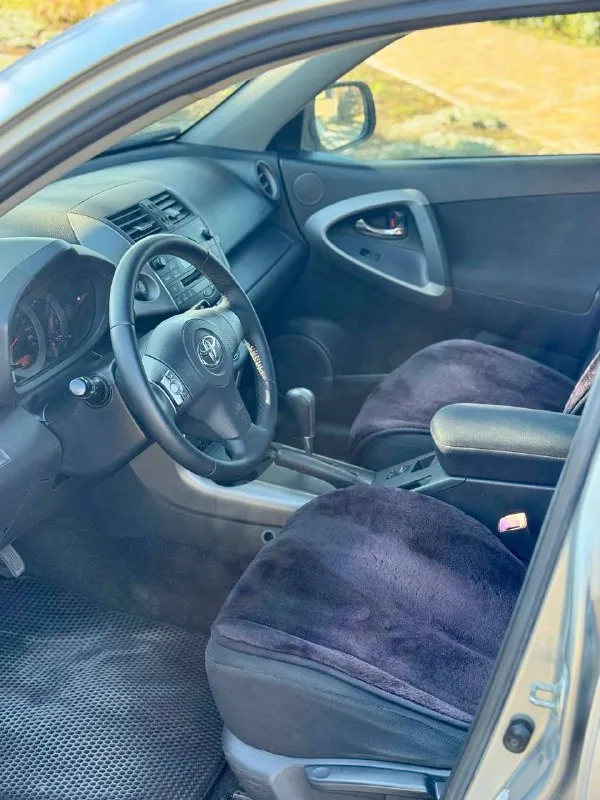 🇯🇵 toyota rav4 ха30 💰цена: 1 100 000р 🏢город: мариуполь 📅год выпуска: 2006 🗒️пробег: 215 037 км. ⚙️двигатель: 2.0 ⛽топливо: бензин ⚙️кпп: автомат 📞 телефон: +7-949-727-41-51 +7-989-263-55-56 +7-949-713-18-14 💾 описание: toyota rav4 (xa30) - это легендарный внедорожник, который не теряет актуальности. преимущество данной модели : — комфорт и безопасность. просторный салон, качественные материалы и системы безопасности обеспечивают высокий уровень комфорта. — мощность и динамика. двигатель объёмом 2 литра обеспечивает отличную динамику. — универсальность. благодаря своему внедорожному характеру, rav4 отлично чувствует себя как в городе, так и за его пределами. ✅кузов без коррозии, южная эксплуатация, все стекла включая лобовое родные ✅оригинальный пробег ✅хорошее состояние как внешне так и технически богатая комплектация: полный электропакет, климат контроль ❄️, подогрев сидений, мультируль, подогрев зоны дворников. - фотография - 9