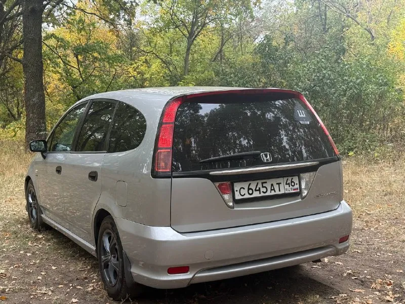 В продаже : honda stream, рестайлинг, 2004 г. в, полноценный 6-и местный “минивэн“, но, если заменить второй ряд (раздельных) сидений на (сплошные) выйдет 7-и местной. птс оригинал. родной пробег : 263,200 км, три собственника. двигатель 1.7 л (d17a) на 125 л. с, работает без нареканий, тихо и ровно, обслужен, заменены ремни, ролики, помпа. ходовая после ревизии. сцепление менялось в прошлом году, коробка переключает отлично. салон велюр, как новый. практически вся в заводском окрасе, без дтп. пороги переварены в июле-месяце этого года. стоимость : 550,000 руб. обмен не интересен. находится в г макеевка. звонить по существу. контакты : +7(949)-453-12-33 +7(951)-767-97-27 - фотография - 3