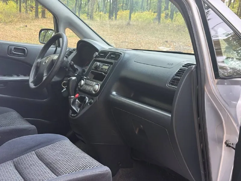 В продаже : honda stream, рестайлинг, 2004 г. в, полноценный 6-и местный “минивэн“, но, если заменить второй ряд (раздельных) сидений на (сплошные) выйдет 7-и местной. птс оригинал. родной пробег : 263,200 км, три собственника. двигатель 1.7 л (d17a) на 125 л. с, работает без нареканий, тихо и ровно, обслужен, заменены ремни, ролики, помпа. ходовая после ревизии. сцепление менялось в прошлом году, коробка переключает отлично. салон велюр, как новый. практически вся в заводском окрасе, без дтп. пороги переварены в июле-месяце этого года. стоимость : 550,000 руб. обмен не интересен. находится в г макеевка. звонить по существу. контакты : +7(949)-453-12-33 +7(951)-767-97-27 - фотография - 7