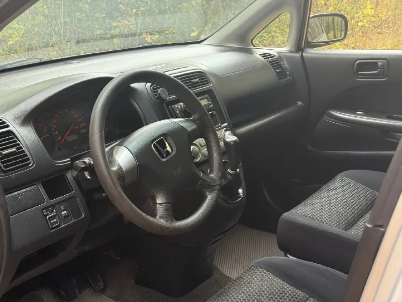 В продаже : honda stream, рестайлинг, 2004 г. в, полноценный 6-и местный “минивэн“, но, если заменить второй ряд (раздельных) сидений на (сплошные) выйдет 7-и местной. птс оригинал. родной пробег : 263,200 км, три собственника. двигатель 1.7 л (d17a) на 125 л. с, работает без нареканий, тихо и ровно, обслужен, заменены ремни, ролики, помпа. ходовая после ревизии. сцепление менялось в прошлом году, коробка переключает отлично. салон велюр, как новый. практически вся в заводском окрасе, без дтп. пороги переварены в июле-месяце этого года. стоимость : 550,000 руб. обмен не интересен. находится в г макеевка. звонить по существу. контакты : +7(949)-453-12-33 +7(951)-767-97-27 - фотография - 8