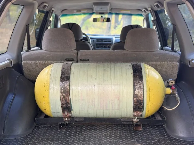 В продаже : mitsubishi montero sport, 2001 г. в, пробег : 278,400 км. один владелец с салона. двигатель 3.0-литровый v6 (6g72) на 175 л. с, обслужен, работает ровно, заменён комплект ремней, роликов и помпы, масло в двс и акпп. автомат неубиваемый (v4a51) 4-ступенчатый, переключает незаметно, никаких изъянов нет. довольно в редком состоянии кузов, без дтп, практически весь в заводском окрасе, гниль и ржавчина отсутствует, номер на раме читается отлично. есть газовое оборудование, вписано. установлена новая резина фирмы “royalblack“. стоимость : 750,000 руб. обмен не интересен. находится в г макеевка. звонить по существу. контакты : +7(949)-453-12-33 +7(951)-767-97-27 - фотография - 9