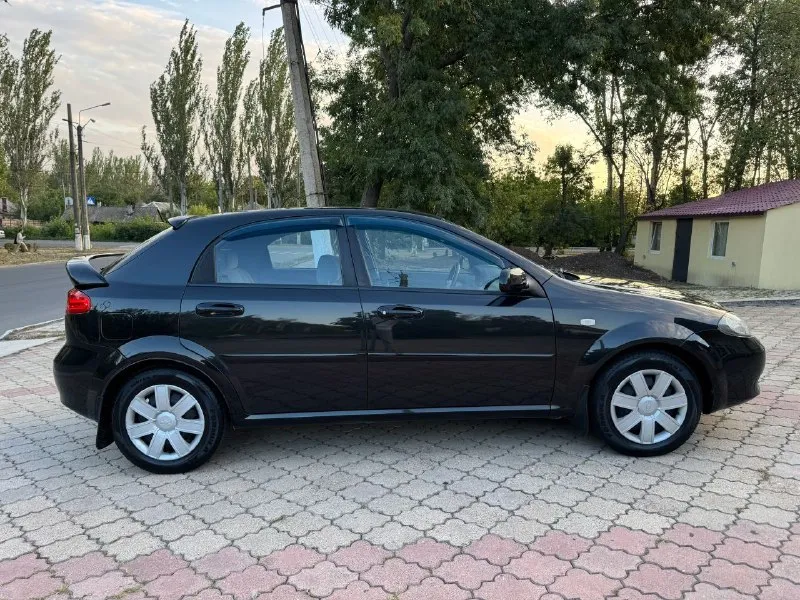 Продам шевролет лаччети 1.6, 2008 год, 5 ступка механика ! состояние отличное, двигатель, коробка в идеале. подвеска в отличном состоянии в начале лета перебиралась. на хорошей комплектации: кондиционер,4 стеклоподъемника, abs, гидроусилитель руля, регулировка зеркал, обогрев заднего стела, противотуманные фары 2 ключа, сигнализация старлайн документально всё в порядке ! осмотр макеевка ✅цена 525 000 тысяч рублей торг 📲телефон: +79498501337 - фотография - 5