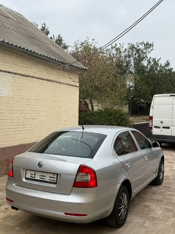 В продаже skoda octavia a5,1.4 amt,2011 года, с пробегом 114 тыс, у машины 1 хозяин, очень бережная эксплуатация, состояния автомобиля на отлично, двигатель работает превосходно, коробка переключает плавно, ничего не пинает, и не дергает, едет достойно, комплектация, датчик дождя, датчик света, круиз контроль, 2 зонный климат, все работает, все включается, по ходовой части ничего делать не нужно, плотная, едет уверенно, все остальные интересующиеся вам вопросы задавайте по номеру +79591917427, не дозвонитесь пишите, звоните на телеграмм❗️ цена:1🍋 📞 звоните: +7(959)1917427 - фотография - 4