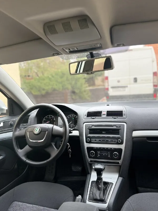 В продаже skoda octavia a5,1.4 amt,2011 года, с пробегом 114 тыс, у машины 1 хозяин, очень бережная эксплуатация, состояния автомобиля на отлично, двигатель работает превосходно, коробка переключает плавно, ничего не пинает, и не дергает, едет достойно, комплектация, датчик дождя, датчик света, круиз контроль, 2 зонный климат, все работает, все включается, по ходовой части ничего делать не нужно, плотная, едет уверенно, все остальные интересующиеся вам вопросы задавайте по номеру +79591917427, не дозвонитесь пишите, звоните на телеграмм❗️ цена:1🍋 📞 звоните: +7(959)1917427 - фотография - 5