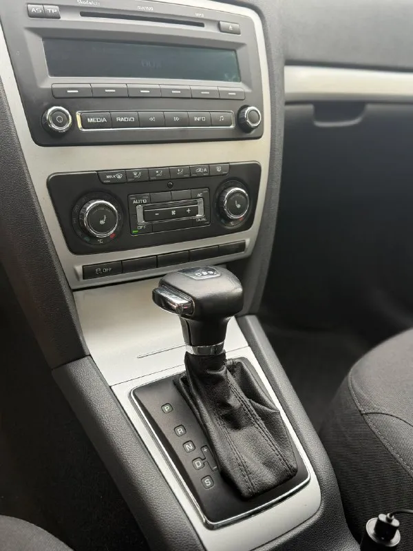 В продаже skoda octavia a5,1.4 amt,2011 года, с пробегом 114 тыс, у машины 1 хозяин, очень бережная эксплуатация, состояния автомобиля на отлично, двигатель работает превосходно, коробка переключает плавно, ничего не пинает, и не дергает, едет достойно, комплектация, датчик дождя, датчик света, круиз контроль, 2 зонный климат, все работает, все включается, по ходовой части ничего делать не нужно, плотная, едет уверенно, все остальные интересующиеся вам вопросы задавайте по номеру +79591917427, не дозвонитесь пишите, звоните на телеграмм❗️ цена:1🍋 📞 звоните: +7(959)1917427 - фотография - 6