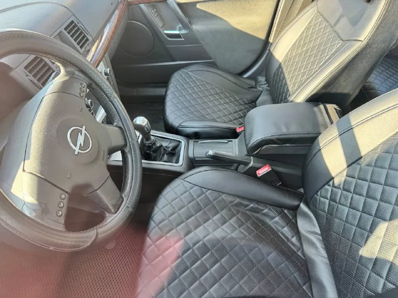 Opel вектра с 2002 года выпуска 1.8 бензин механика технически идеально вся обслуженная вложений не требует по кузову есть не большие недочеты все вопросы по тел +79493829905 цена низ рынка глупых вопросов не задавать 375.000₽ торг уместен 📲 tg: @vania_3773 📞 звоните: +7(949)3829905 - фотография - 3