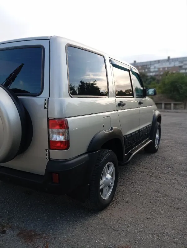 Продам уаз патриот 2014 г двигатель 2,7 пробег 124000 тысяч комплектация с кондиционером есп гур автомобиль в отличном техническом состоянии мотор, коробка, раздатка, блокировка все работает как нужно дополнительно установленная качественная 2 диновая магнитола, динамики провода под сабвуфер выведены в багажник. кому реально нужен хороший внедорожник, пишите звоните осмотр донецк цена : 799 т. р. тел :+79494928738 - фотография - 5