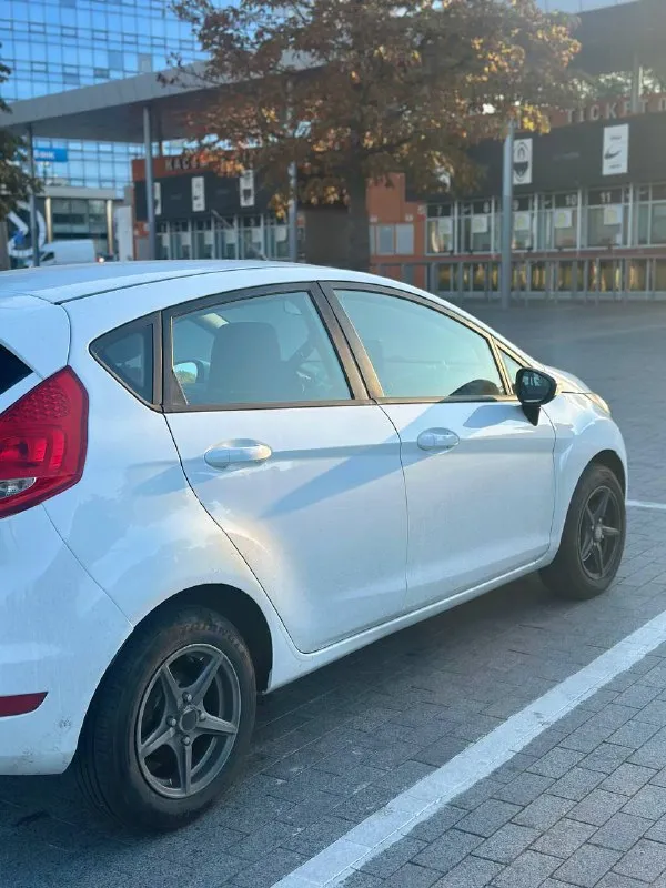 Продаю ford fiesta, 2010 г. в. ✅ надёжный и экономичный автомобиль, отлично подойдёт как для новичка, так и для опытного водителя. 📌 основная информация: год выпуска: 2010 пробег: 180 000 км -двигатель и коробка в отличном состоянии -обслуживалась только на официальных сто -все функции работают исправно -салон в идеальном состоянии (бережная эксплуатация — ездила девушка) -полностью обслужена, не требует вложений — сел и поехал! 🎁 в подарок — два комплекта резины (зима и лето) 💬 машина служила верой и правдой, надёжная и комфортная. продаю в связи с покупкой нового авто. 📍осмотр возможен в удобное для вас время. звоните или пишите +7 (949) 327-67-27 цена - 750.000 р + торг - фотография - 2