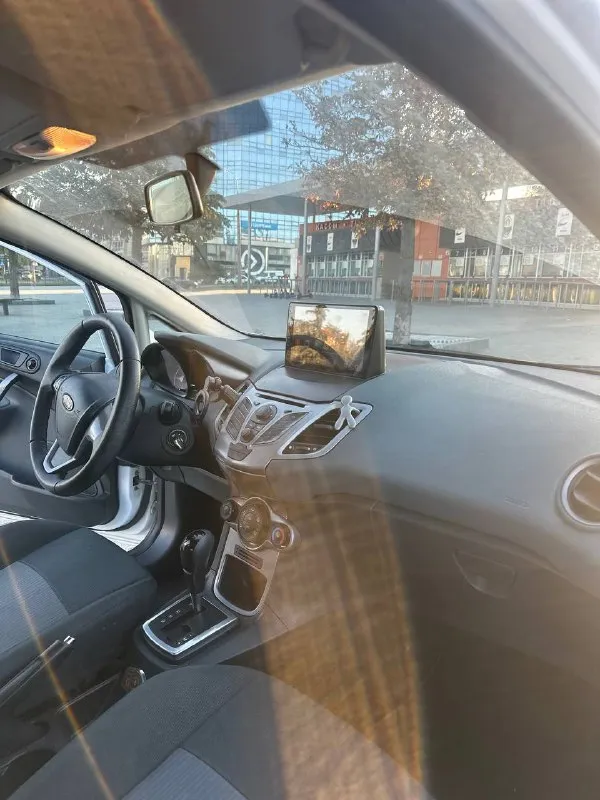 Продаю ford fiesta, 2010 г. в. ✅ надёжный и экономичный автомобиль, отлично подойдёт как для новичка, так и для опытного водителя. 📌 основная информация: год выпуска: 2010 пробег: 180 000 км -двигатель и коробка в отличном состоянии -обслуживалась только на официальных сто -все функции работают исправно -салон в идеальном состоянии (бережная эксплуатация — ездила девушка) -полностью обслужена, не требует вложений — сел и поехал! 🎁 в подарок — два комплекта резины (зима и лето) 💬 машина служила верой и правдой, надёжная и комфортная. продаю в связи с покупкой нового авто. 📍осмотр возможен в удобное для вас время. звоните или пишите +7 (949) 327-67-27 цена - 750.000 р + торг - фотография - 5